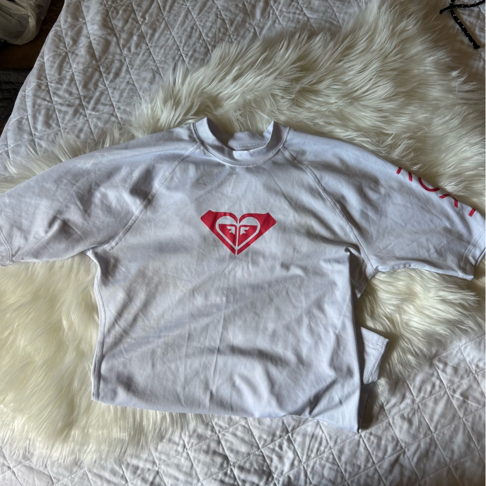 📪 ships $5! NWOT SS Roxy rash guard